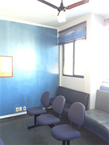 Novos assentos e ventilador de teto na sala de espera utilizada pelo público da Assistência Judiciária